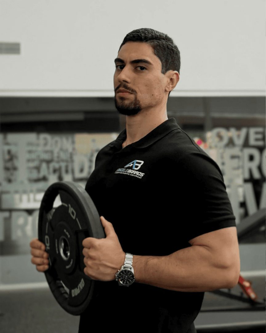 Angelo Barros, Personal Trainer em Vila Nova de Famalicão, a segurar um disco de pesos